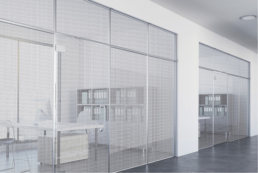 



Der Glasverarbeiter aus Köln fertigt zunehmend auch VSG-Gläser mit integrierten Geweben und Netzstrukturen.
