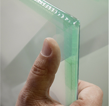 



Die Gläser werden an den Kanten vor dem Laminieren mit Klebeband fixiert.
