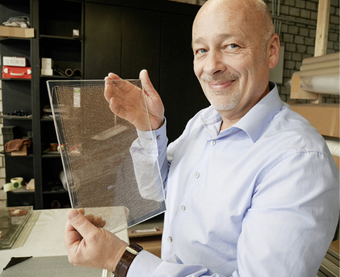 



Zu den Spezial-Gläsern, die Patrick Schüddig und sein Team fertigen und vertreiben, zählen auch Glaslaminate mit integrierten Metallfolien.
