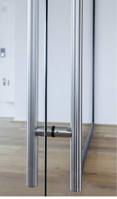 



Die eingesetzten Gläser und Glastüren wurden mit hochwertigen Glasbeschlägen ausgestattet. 
