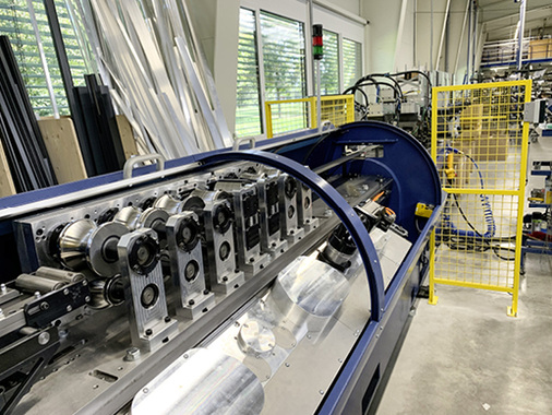 <p>
</p>

<p>
Die moderne Produktion der Raffstoreanlagen wird um einen weiteren Rollformer erweitert, um auch bei erhöhten Produktionszahlen kurze Lieferzeiten einzuhalten.
</p> - © Foto: Olaf Vögele

