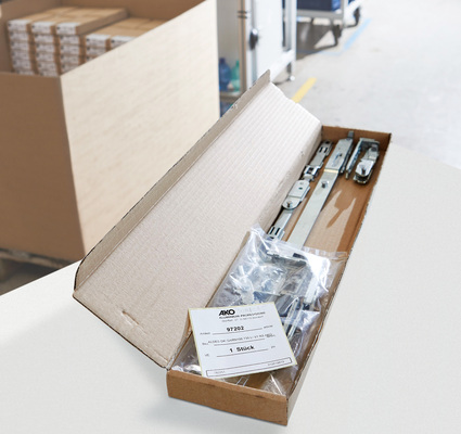 Dieser sogenannte 1er-Grundkarton für die Akotherm GmbH enthält eine komplette Roto Drehkipp-Beschlaggarnitur “AL Designo“.