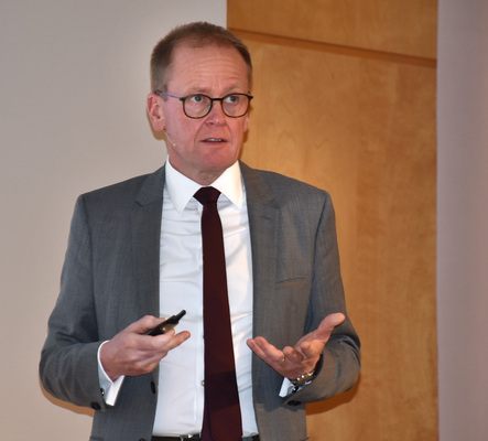 Jochen Grönegräs erläutert das Verbändepapier zur DIN 18008-Novellierung