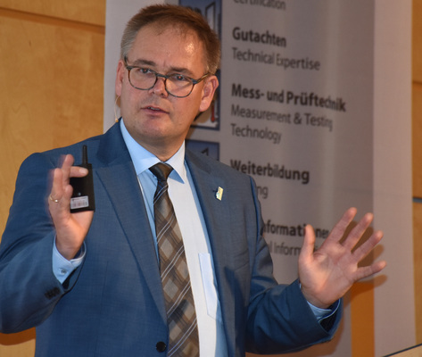 Frank Lange vom VFF erläutert das Verbändepapier zur DIN 18008-Novellierung