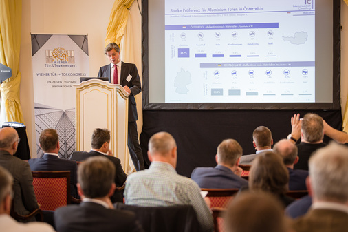 Über die genannten Schwerpunkte des Kongresses hinaus präsentierten die Marktforscher von Interconnection Consulting (Frederik Lehner + Ernst Rumpeltes) neben einem Faktencheck zum Markt für Außentüren und Tore, Zukunftsprognosen zum Markt und der Baukonjunktur.