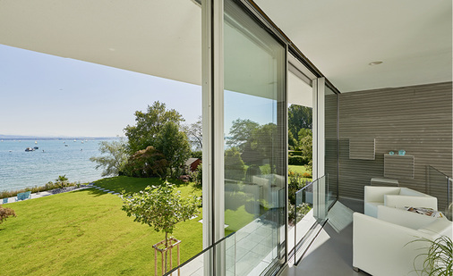 



Der Blick auf den Bodensee kann von fast jedem Winkel des Hauses genossen werden.
