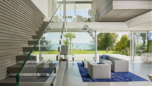 
Der Ostflügel wurde komplett mit Holz verkleidet. Im Innenraum findet sich eine mit Holz verkleidete Geometrie, die die einzelnen Gebäudeteile miteinander verschmelzen lässt.



