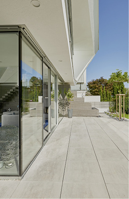 <p>
</p>

<p>
Der Wohnraum im Erdgeschoss verbindet sich barrierefrei mit der Terrasse.
</p> - © Foto: Solarlux GmbH

