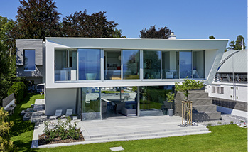 <p>
</p>

<p>
Der Material- und Form-Mix bettet die Geometrie des Hauses perfekt in seine Umgebung ein.
</p> - © Foto: Solarlux GmbH


