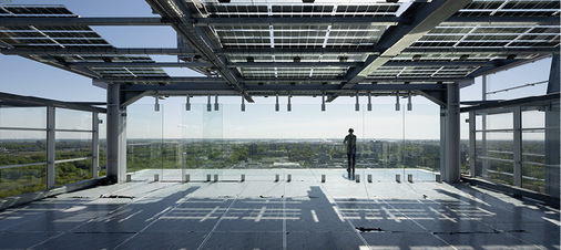 <p>
</p>

<p>
Energie vom Dach: 825 m
<sup>2</sup>
 misst die Photovoltaikfläche über dem Dachgarten im 27. Geschoss. 
</p> - © Foto: Ossip van Duivenbode


