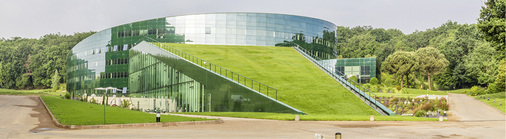 
Durch das Zusammenspiel von Baukörper und Dach entsteht eine gleichmäßige, um 20 % geneigte Schräge, die das Gebäude mit der Landschaft verschmelzen lässt.



