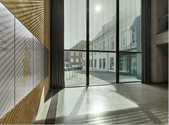 



ISOshade ist ein Bauelement aus einem 3-fach-Isolierglas (innen) und einem VSG (außen), mit integrierter Sonnenschutzanlage (Raffstoren) im SZR. 
