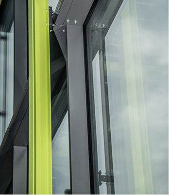 



Die neue Pfosten-Riegel-Konstruktion ist an das bestehende Stahltragwerk (gelb) angedockt.
