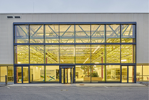 



Für die Fassadengestaltung zeichnete das Architekturbüro kab architekten verantwortlich, Planung und Montage der Glasfassaden übernahm Freyler Metallbau.
