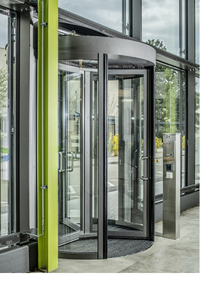 



Auch für den Eingangsbereich hat Freyler elegante Lösungen, wie hier mit einer Drehtüre, gefunden. 
