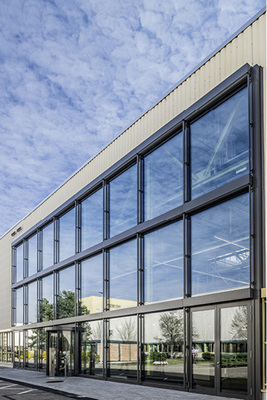 <p>
30 Glasfassaden lassen viel Licht in die 300 m lange und 120 m breite Halle.
</p>

<p>
</p> - © Foto: Freyler

