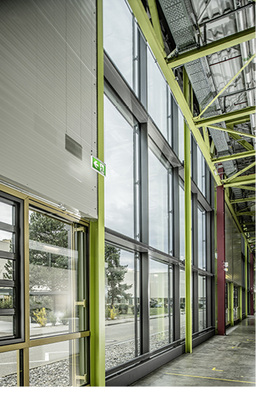 
Die Halle ist gemäß Energiestandard KfW 70 gebaut und somit gut gedämmt.



