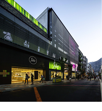 



Bei der Medienfassade Imagic Weave wurde hochwertiges HAVER Architekturgewebe mit modernster LED-Technologie kombiniert.
