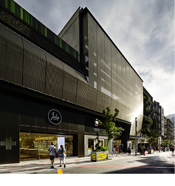 



Werden keine Medieninhalte abgespielt, kommt die elegant schimmernde Edelstahlgewebefassade zum Vorschein.
