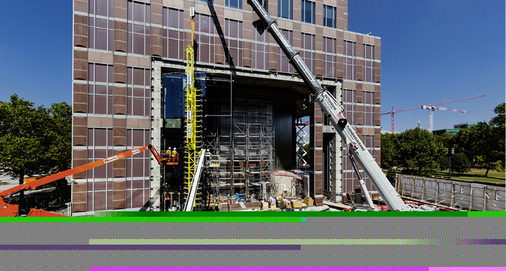 Die Glasfassade besteht aus wenigen Bauteilen: 9 Isoliergläser und 10 Stützen kommen pro Seite zum Einsatz. Die Gläser haben eine Gesamtdicke von 71 mm und werden durch die 3,5 t schweren Edelstahlstützen gehalten.