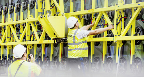 <p>
</p>

<p>
Das Handling in der Fertigung und auf der Baustelle war eine Herausforderung. Um die Pfosten auf die Baustelle zu befördern, konstruierte seele eine spezielle Lagerung auf dem Lkw sowie eine passende Transporthilfe.
</p> - © Foto: Jessica Schäfer

