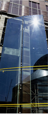 



Die Fassade besteht aus neun laminationsgebogenen ISO-Einheiten im Format 17 × 2,8 m. 
