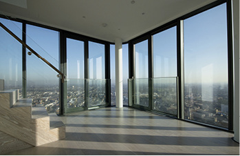 



Die transparenten Penthouses in der gläsernen Krone des Legacy-Towers. Hier brachte die um 90 Grad gebogene Glasfassaden-Konstruktionen einige Herausforderungen mit sich.
