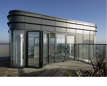<p>
</p>

<p>
Die großzügigen Dachterrassen ermöglichen spektakuläre Aussichten auf die Londoner City.
</p> - © Foto: Hueck System GmbH & Co. KG

