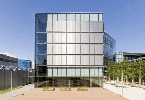 



Für Behangsysteme wie s-roll gilt die DIN EN 13659 (Abschlüsse und Raffstoren), auf deren Grundlage und Anforderungen die Windlastklassen für die jeweiligen Gebäude und Geländekategorien festgelegt werden müssen.
