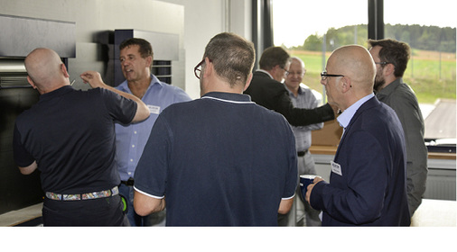 



Selbst mal montieren war für die Journalisten angesagt, um einen persönlichen Eindruck davon zu bekommen, wie leicht der Schnellbaukasten Raff-E zu montieren ist.
