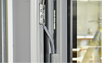 



Die DK-Fehlbedienungssperre ist bei Finstral Fenstern Standard, bei großen Flügelformaten auch eine Auffangsicherung.
