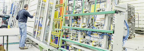 



Handarbeit und Automatisierung auffallend intensiv verzahnt: Fensterproduktion bei Finstral im Werk Scurelle
