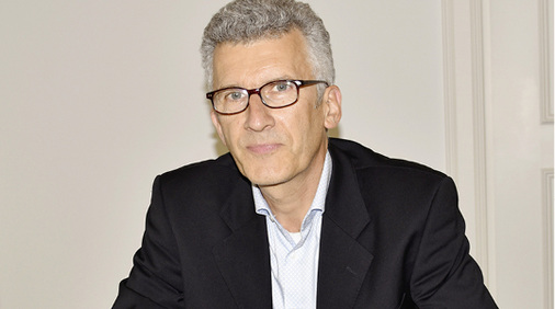 



Dr. Marc Schottelius ist der Geschäftsführer der Hidden Peak Advisory und ist mit Wertsteigungsprogrammen in Sondersituationen vertraut. Der promovierte Chemiker hat schon früh seine Karriere als Unternehmensberater begonnen. Er sagt: „In den Unternehmen geht es oft auch um Psychologie und weiche Faktoren. Der Berater muss gut zuhören können.“
