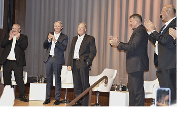 



Prof. Sieberath hat am Vorabend der Fenstertage seine ift-Verabschiedung im Kreise seiner Freunde und Mitstreiter sichtlich genossen.
