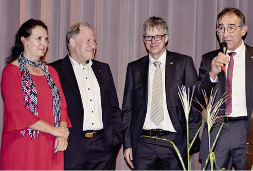 



v. l.: Claudia und Prof. Ulrich Sieberath, Prof. Jörn Lass und Bernhard Helbing.
