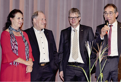 <p>
</p>

<p>
v. l.: Claudia und Prof. Ulrich Sieberath, Prof. Jörn Lass und Bernhard Helbing.
</p> - © Foto: Daniel Mund / GLASWELT

