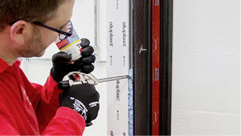 



Das Vorwandsystem Soudaframe SWI lässt sich schneller verarbeiten als herkömmliche Systeme.
