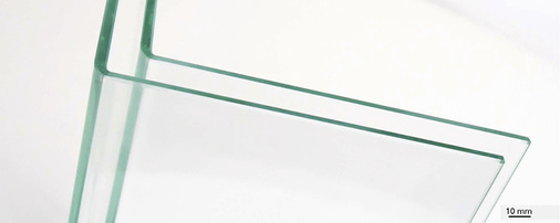 



Anstatt wie bei herkömmlichen Glasbiege-Verfahren wird während des neuen Biegeprozesses nur der Bereich der Scheibe mittels Laser erhitzt, in dem das Glas gebogen werden soll. So lassen sich auch 90-Grad-Winkel biegen.
