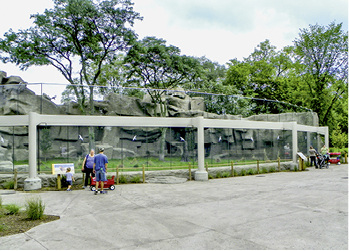 



Die 5,20 m hohen Glaswände des Löwen-Geheges wurden aus insgesamt 60 Verbundsicherheitsgläsern gefertigt. Dies erlaubt den Besuchern einen freien Blick auf die Großkatzen.
