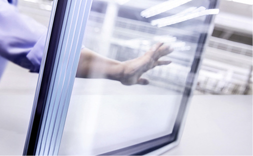 



Die hohe Beschussklasse wird durch einen innovativen Scheibenaufbau ohne Polycarbonat-Laminate erreicht, was dadurch eine bessere Brandschutzklasse bringt. 
