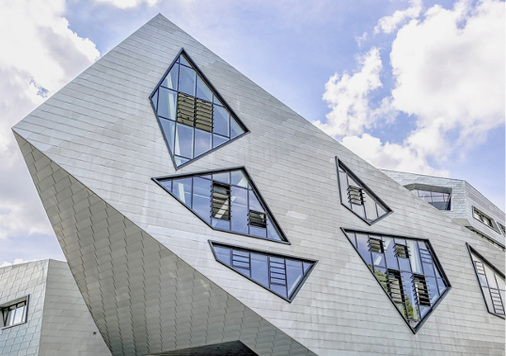 



Schaltbare Gläser spielen ihre Stärke insbesondere dort aus, wo ein außen liegender Sonnenschutz nicht oder nur schwierig umsetzbar ist, etwa bei asymmetrischen Fenstern. 
