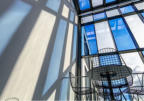 



Die schaltbaren EControl-Gläser lassen sich in der Fassade unter anderem auch einzeln oder wie hier im Bild zu sehen „scheibenweise“ schalten.
