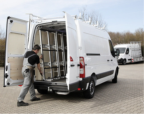 



Das ausziehbare Innenreff ermöglicht das Aufstellen des Glases auf Körperhöhe und macht so den geschützten Transport im Innenraum noch nutzerfreundlicher.
