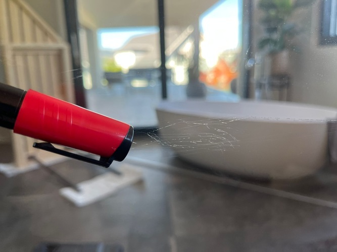 Kratzer auf der Scheibe treten häufig aus, lassen sich aber i.d.R. entfernen.