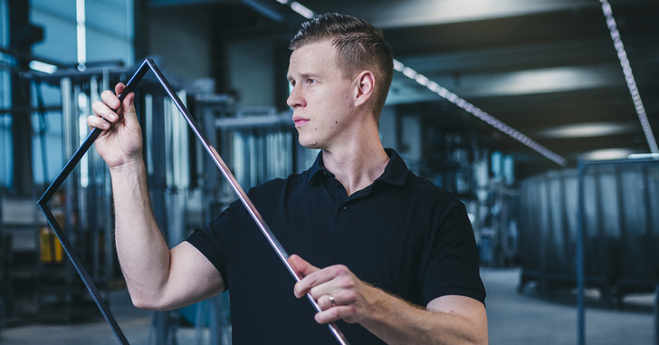 Die vergrößerte Folienoberfläche an der Profilseite sorgt dafür, dass der Butylauftrag am Rahmen optimal gelingt. Damit wird der Scheibenzwischenraum besonders zuverlässig primär abgedichtet