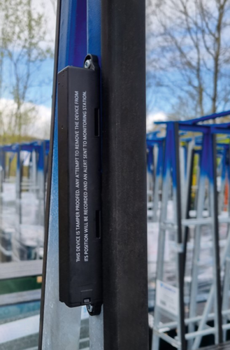 Ein GPS-Tracker an einem Glasgestell 