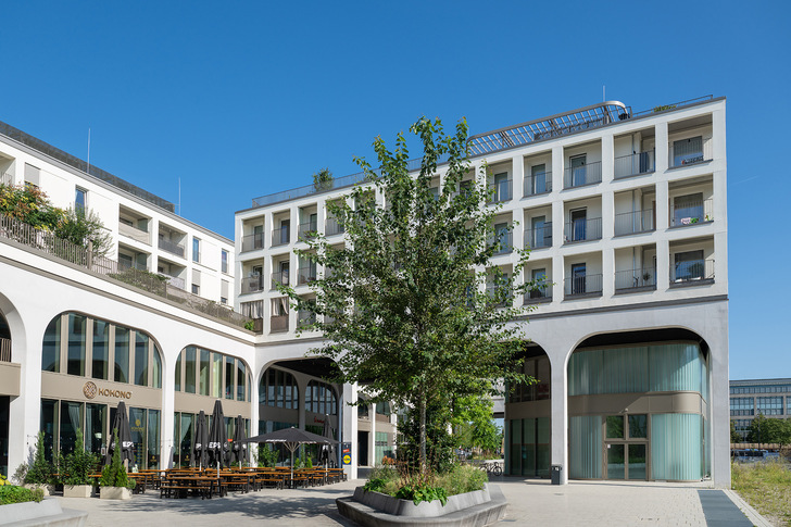 Das neu errichtete Perlach Plaza in München ist ein Mix aus Gewerbe, Gastronomie, Hotellerie und Wohnungen. Sonnenschutzgläser von SANCO sorgen im Sommer für den nötigen Hitzeschutz und angenehme Innentemperaturen