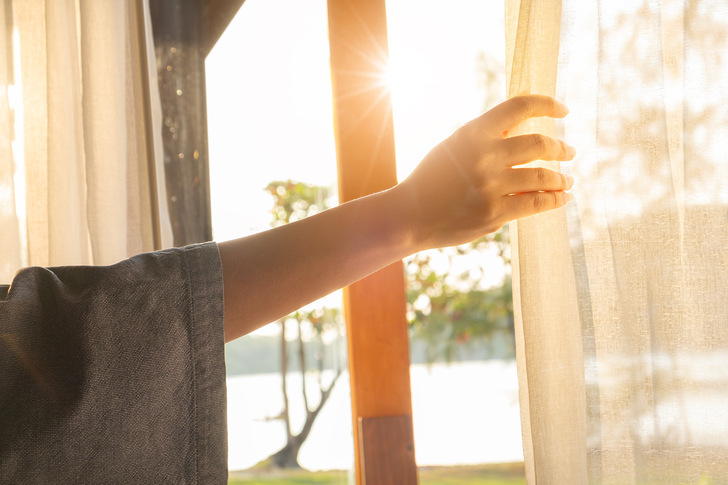 Wohlfühlklima: Sonnenschutzglas vermeidet überhöhte Raumtemperaturen und lässt dennoch viel natürliches Licht ins Innere - © iStock/Ake Ngiamsanguan Wohlfühlklima: Sonnenschutzglas vermeidet überhöhte Raumtemperaturen und lässt dennoch viel natürliches Licht ins Innere - © iStock/Ake Ngiamsanguan