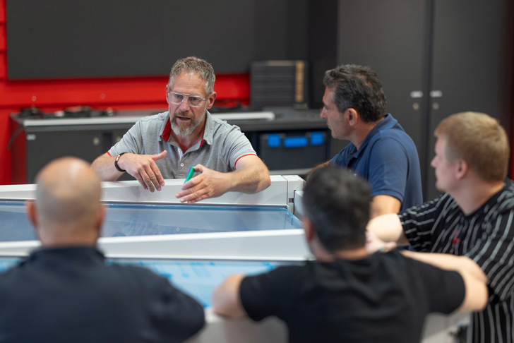 Großen Nutzen ziehen Fachhändler aus dem umfassenden Warema Schulungsprogramm: Mitarbeiter können sich in der Warema Academy – digital und bei Präsenzschulungen in der Sun Academy in Wertheim – weiterbilden, zu den Produkten und ihrer Montage, aber auch z