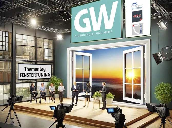 TV-Studio mit Menschen auf der Bühne, großer offener Fensterhintergrund, der einen Sonnenuntergang zeigt, und GW-Zeichen darüber. - © Alfons W. Gentner Verlag / KI-generiertes Bild